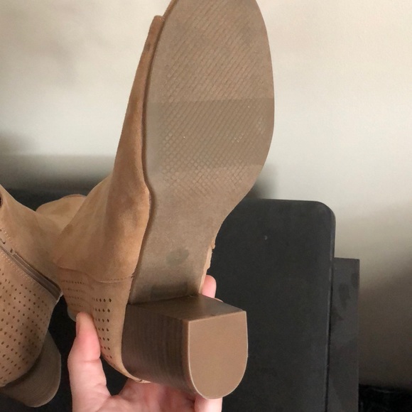 Caramel colored old navy heels - Picture 4 of 5